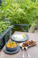 dos platos de comida y arroz en una mesa en Hotel Nandini, en Dhaka