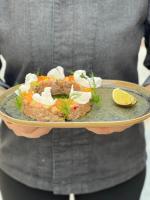 een persoon met een bord met voedsel erop bij Piastowski26 in Jelenia Góra