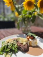 een bord met eten op tafel, met groenten en bloemen bij Piastowski26 in Jelenia Góra