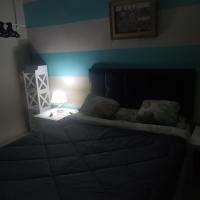 Postel nebo postele na pokoji v ubytování Cairo Gem budget room with AC and smart TV, 12minutes from the airport please only book through booking we can't offer booking outside the app, please contact us via phone number provided after confirming your booking, so we can check you in, thanks