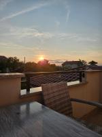 Pohľad na východ alebo západ slnka z apartmánu alebo blízkeho okolia