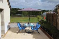 Vonkajšia záhrada v ubytovaní Amazing renovated Loire Valley gite