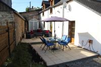 Patio alebo iná vonkajšia časť ubytovania Amazing renovated Loire Valley gite