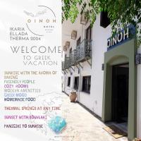 Un edificio con un cartel que dice &quot;Bienvenido a las vacaciones griegas&quot;. en Oinoi Hotel, en Agios Kirykos