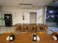 um grupo de mesas e cadeiras em uma sala em Hotel Valle Sul em Registro