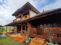 una casa con un balcón encima en Bujak Permai Villa Matahari Lombok NTB, en Praya