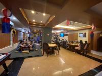 un grupo de personas sentadas en mesas en un restaurante en Jjimjbang hotel spa, en Manila