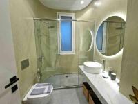 Kúpeľňa v ubytovaní Comfortable Living in Athens 2BR Apartment