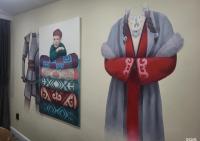 dos pinturas de una mujer en una pared en Оазис-апартаменты у Ботанического сада и EXPO, en Astana