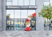 Una exhibición de globos frente a una tienda en Оазис-апартаменты у Ботанического сада и EXPO, en Astana