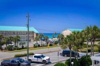 eine Straße mit Autos auf einem Parkplatz in der Unterkunft Gulf View, Easy Beach Access, Heated Pool, Hot Tub in Destin