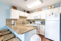 eine Küche mit weißen Schränken und einem weißen Kühlschrank in der Unterkunft Gulf View, Easy Beach Access, Heated Pool, Hot Tub in Destin