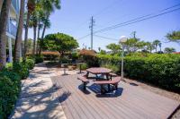einem Picknicktisch und Bänken auf einer Holzterrasse in der Unterkunft Gulf View, Easy Beach Access, Heated Pool, Hot Tub in Destin