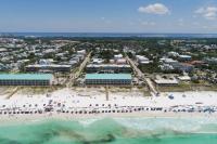eine Luftaufnahme des Strandes des Resorts in der Unterkunft Gulf View, Easy Beach Access, Heated Pool, Hot Tub in Destin