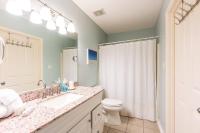 ein Badezimmer mit Waschbecken, Toilette und Dusche in der Unterkunft Gulf View, Easy Beach Access, Heated Pool, Hot Tub in Destin