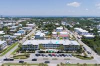eine Luftaufnahme eines Resorts mit einem Parkplatz in der Unterkunft Gulf View, Easy Beach Access, Heated Pool, Hot Tub in Destin