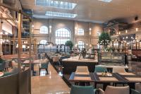 Un restaurante con mesas y sillas en un edificio. en 长沙融创施柏阁酒店, en Xingsha