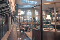 Un restaurante con mesas y sillas en un edificio. en 长沙融创施柏阁酒店, en Xingsha