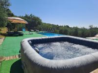 Bazén v ubytování Casa Vacanza Le Corniole nebo v jeho okolí