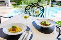 Jídlo v hotelu nebo okolí