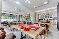 jadalnia z drewnianymi stołami i krzesłami w obiekcie M&N Holiday Resort w Ulcinju