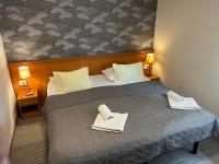 Łóżko lub łóżka w pokoju w obiekcie König Hotel
