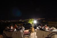 een paar tafels op een balkon 's nachts bij Dar Ahl Tadla in Fès