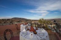 een tafel op een balkon met uitzicht op de stad bij Dar Ahl Tadla in Fès