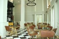 un ristorante con tavoli e sedie e un pavimento a scacchi di Grand Florida芭提雅带免费游泳池温泉桑拿浴和健身房瑜伽室私家海滩公寓E206 a Na Jomtien