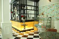 una stanza con un magazzino con un pavimento a scacchi di Grand Florida芭提雅带免费游泳池温泉桑拿浴和健身房瑜伽室私家海滩公寓E206 a Na Jomtien