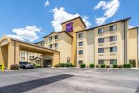 un hotel con un coche aparcado en un aparcamiento en Sleep Inn Murfreesboro Shopping District, en Murfreesboro