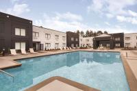 una gran piscina frente a un edificio en Country Inn &amp; Suites by Radisson, Seattle-Bothell, WA, en Bothell