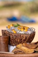 Amigos do Vento Chalés e Kite Point في توروس: وعاء من الطعام جالس على طاولة