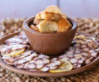 Amigos do Vento Chalés e Kite Point في توروس: وعاء من الطعام على طاولة مع طبق من الطعام