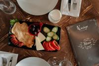 een bord met eten met vlees en groenten op een tafel bij Vintage Boutique Hotel in Korçë