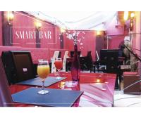 ein Restaurant mit zwei Tischen und zwei Gläsern Getränke in der Unterkunft Smart Apart in Santiago