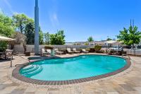 Una piscina con tumbonas y mesas a su alrededor. en Best Western Miners Inn Yreka, en Yreka