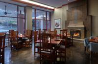Un restaurante con mesas y sillas y una chimenea. en Emory Conference Center Hotel, en Atlanta