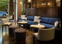 sala de estar con sofá azul, sillas y mesas en Emory Conference Center Hotel, en Atlanta