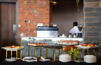 una mesa con varias bandejas de comida en Trademark Suites at Enaki Town, en Nairobi