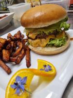 een broodje en frietjes op een wit bord bij Logis Hôtel La Clé Des Songes in Pierrefeu-du-Var