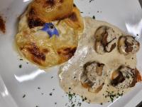 een wit bord met wat eten met paddenstoelen erop bij Logis Hôtel La Clé Des Songes in Pierrefeu-du-Var