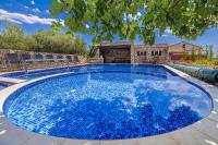 Bazén v ubytovaní Villa Haya with heated pool alebo v jeho blízkosti