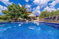 Bazén v ubytovaní Villa Haya with heated pool alebo v jeho blízkosti