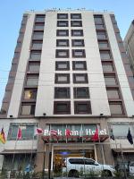 ラホールにあるPark Lane Hotelの正面に看板がある建物