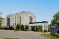 Un hotel con un cartel delante de un edificio. en Hampton Inn &amp; Suites Birmingham&#47;280 East-Eagle Point, en Hoover