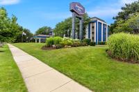 un edificio con un cartel en el césped en Hampton Inn Chicago-Naperville, en Naperville