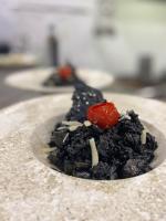 un piatto di cibo sopra un tavolo di Ragusa Villa a Stolac