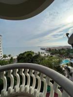 Una vista del océano desde el balcón de un resort. en Leisure Homestay Glory beach, en Port Dickson