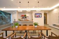 Una televisión o centro de entretenimiento en Yangshuo-Greenery Retreat